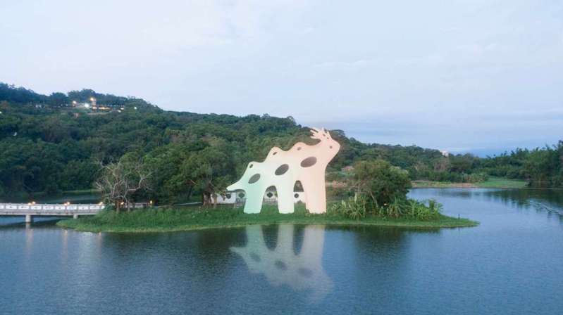 市府於青草湖舉辦「湖光島藝術節」，由藝術家打造3件與自然共生連結的大型地景裝置藝術，于飛島上有光獸Mossmo。圖／市府提供