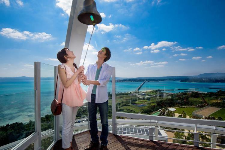沖繩航空聯票搭配古宇利海洋塔，可遠眺美麗天空與湛藍海景。圖／KKday提供