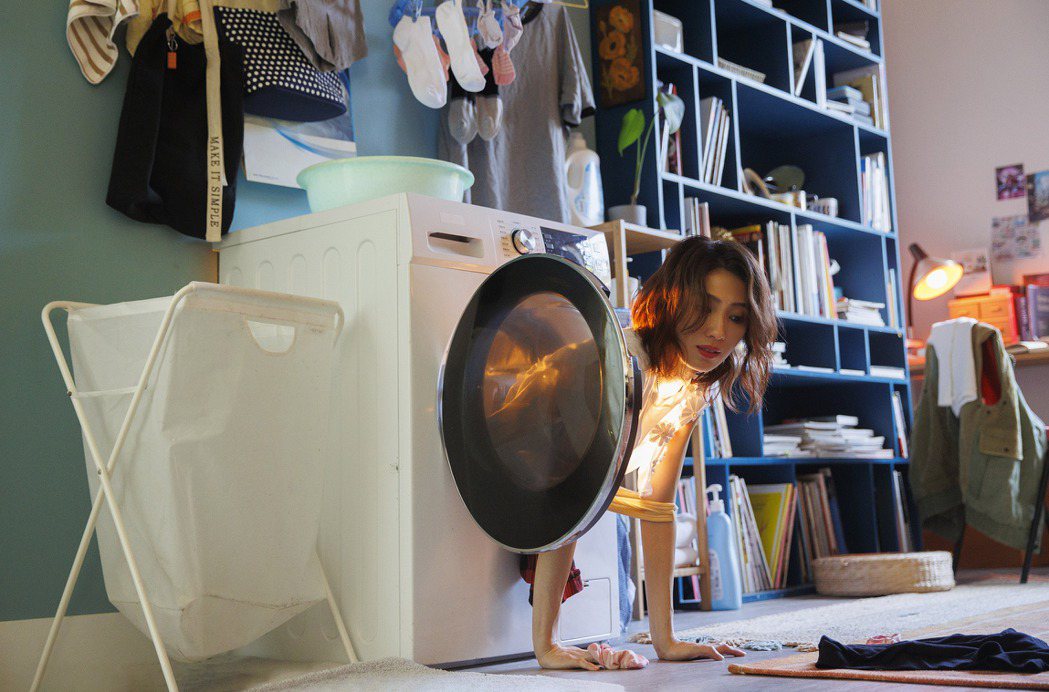 戴佩妮在新歌「多虧你啊」MV爬出洗衣機，被粉絲讚是最美貞子。圖／妮樂佛、仁仁娛樂提供