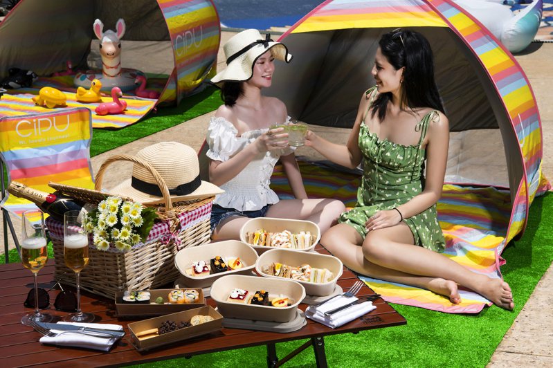 「夏日池畔野餐派對」結合野餐、露營、泳池及美食等元素，吃喝玩樂一應俱全。業者提供