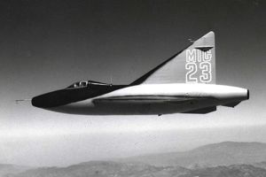 在電影「噴射機英雄」中軋一角的XF-92，扮演蘇聯的米格23戰鬥機。圖／美國空軍檔案照