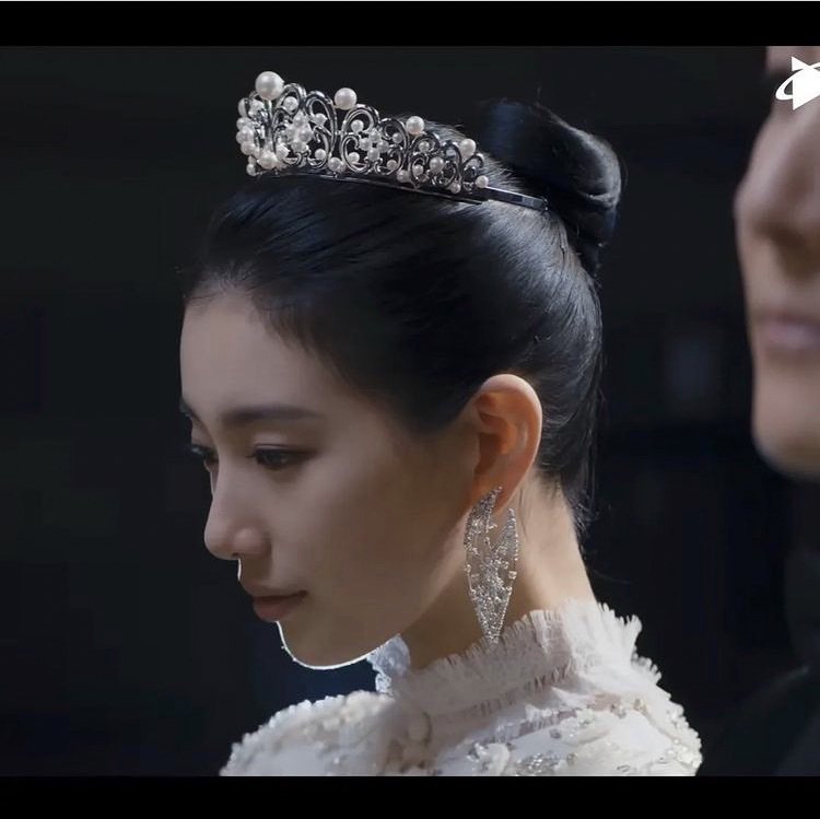 韓國女星秀智於新劇《安娜》劇中婚禮配戴TASAKI珠寶。圖／摘自IG