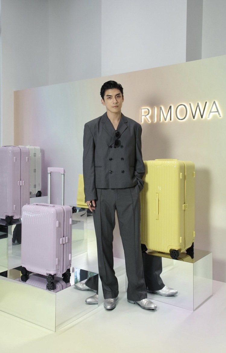 出席體驗RIMOWA新品的林哲熹最愛檸檬黃行李箱，還表示「看了就心情很好」。圖／RIMOWA提供