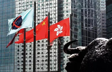 彭博資訊報導，自從香港1997年回歸以來，香港股市過去25年來已漲了兩倍以上，但表現仍落後上海股市。（新華社）