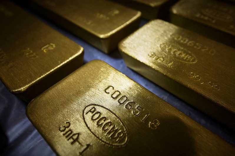 美國28日宣布禁止進口俄國黃金，圖為俄國克拉斯諾雅斯克市一間有色金屬工廠製作的金條。路透