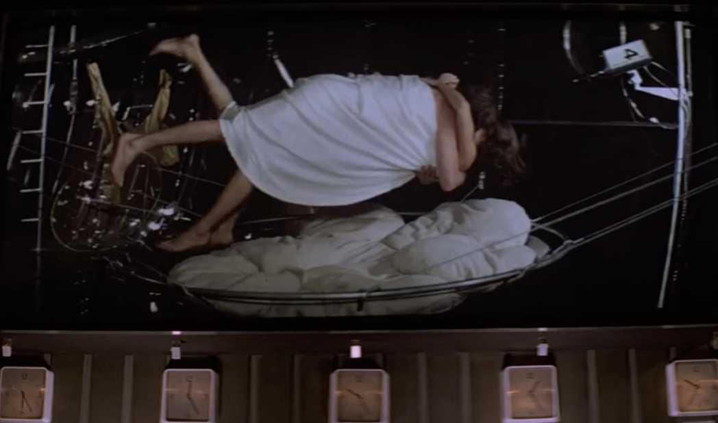 「太空城」片尾的無重力床戲，看來有趣但拍起來難度頗高。圖／摘自imdb