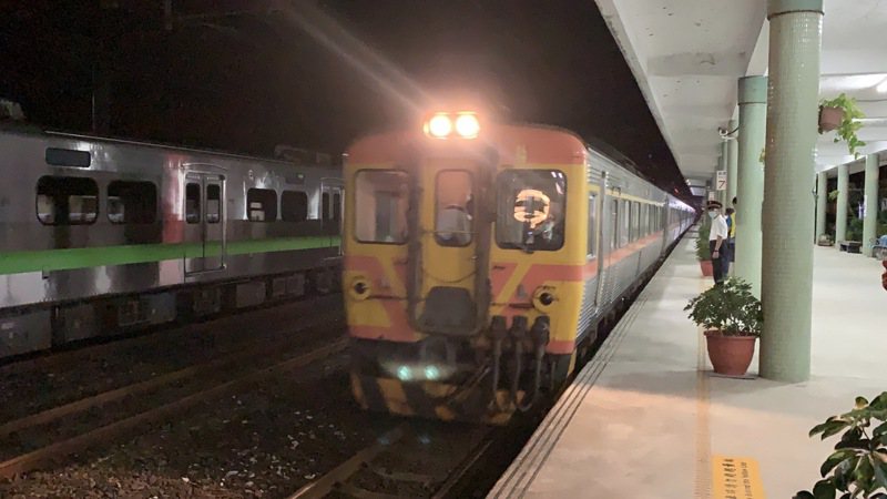 蘇澳站最後一班對號列車今晚10點37分進站。記者林佳彣／攝影