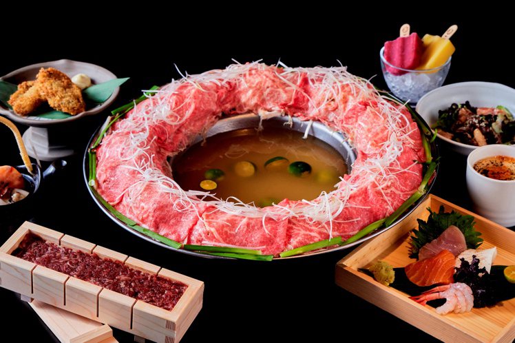 「日本和牛推推鍋」使用帽子造型的圓鍋裝盛湯頭，可將食材推入鍋內涮煮品嚐。圖／樂軒...