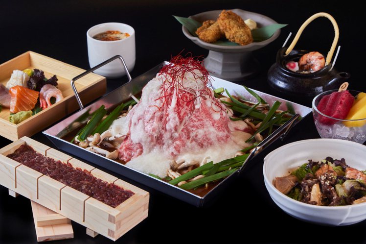 「日本和牛山形鍋（富士山鍋）」以原味山藥泥搭配壽喜燒湯底。圖／樂軒提供