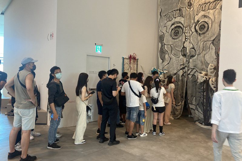 台南市美術館舉辦「亞洲的地獄與幽魂」展，吸引大批參觀人潮。 中央社