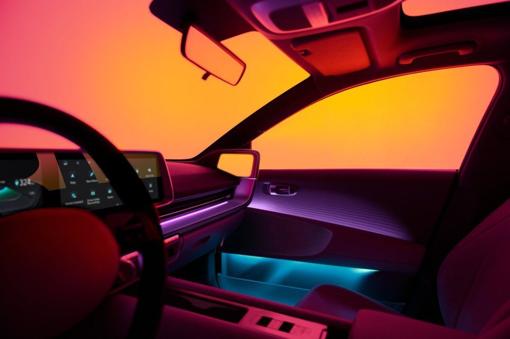 全新Hyundai IONIQ 6將數位後視鏡的顯示螢幕與儀表總成結合。 摘自H...