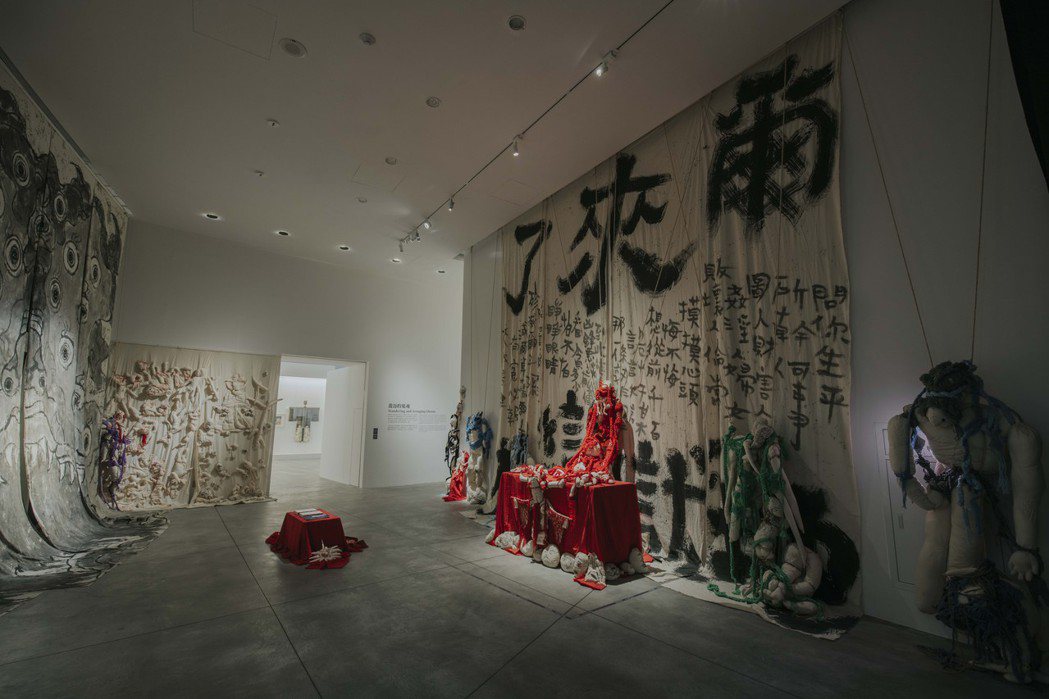 以藝術家顏忠賢的作品《地獄變相》作為展覽入口。 圖／台南市美術館提供