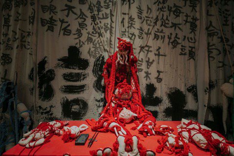 《地獄變相》，顏忠賢，2022，複合媒材裝置、書。 圖／台南市美術館提供