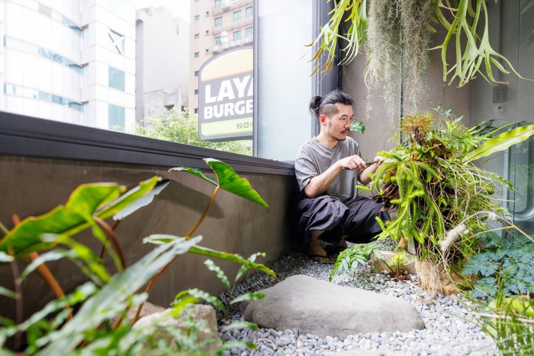 葉忠宜特別喜歡待在一手打造的小陽台裡整理植物。攝影／沈昱嘉