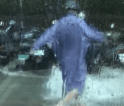 網友分享一段台中市區暴雨畫面，只見機車騎士奮力對抗湍急水流，誇張景象令人驚呼連連。圖／擷自爆廢公社