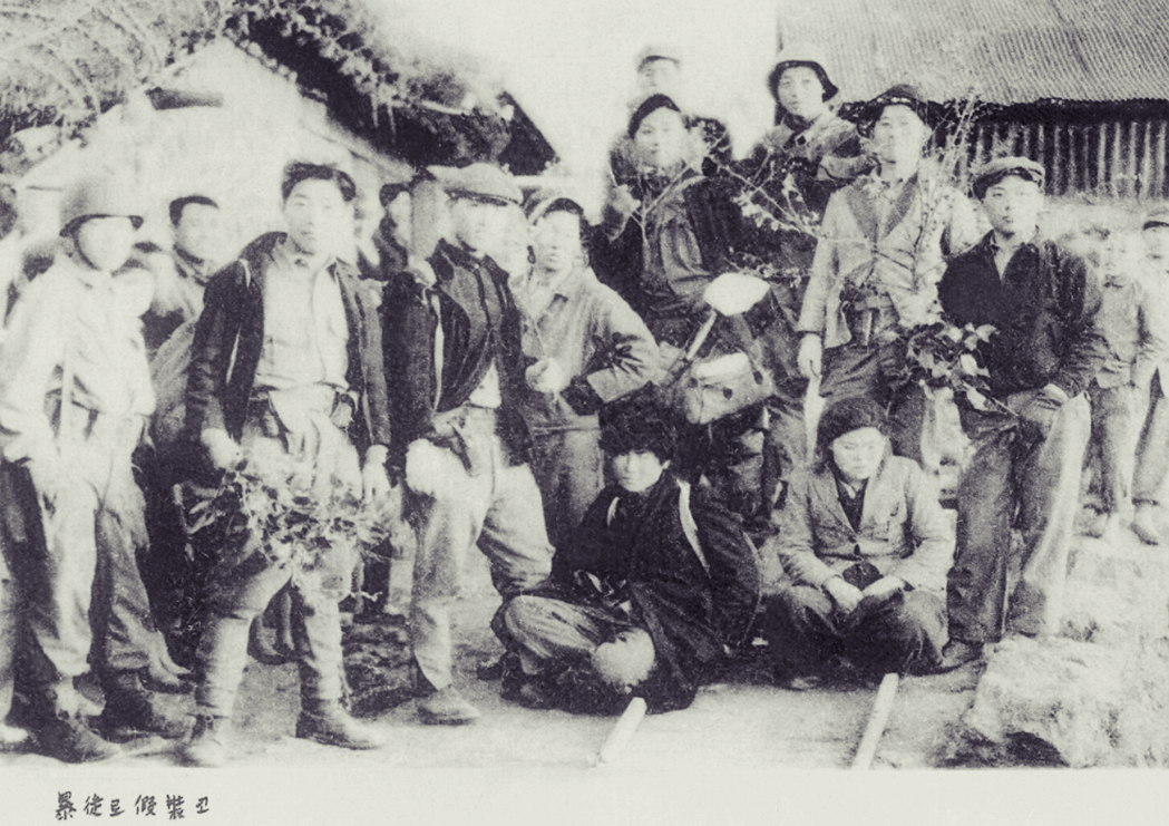1949年2月，濟州島第二突擊隊成員將自己偽裝成武裝游擊隊。左下的標語寫著「偽裝...