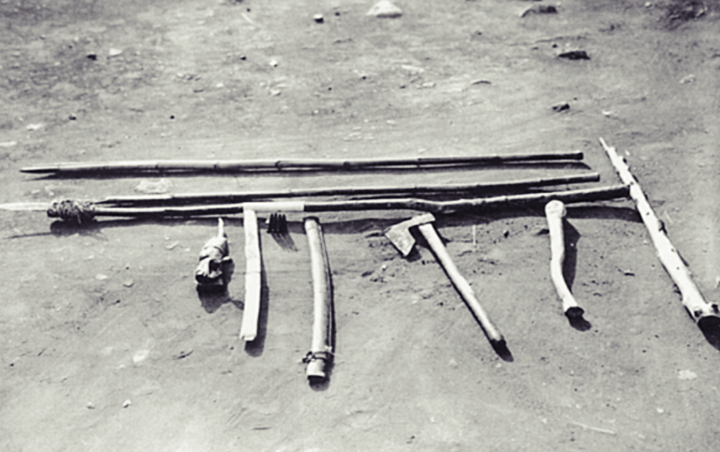 1948年5月，被當局沒收的斧頭、竹矛等武器。 圖／美國國家檔案局