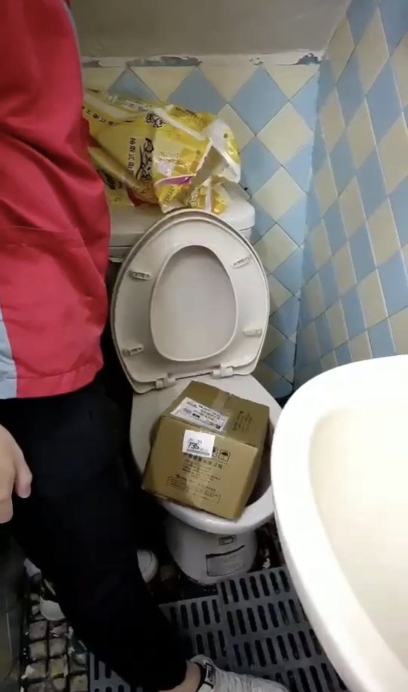 台南一家OK便利超商遭人投訴員工故意將客戶包裹踩爛，還放在馬桶裡面沾汙水。圖／投訴人提供