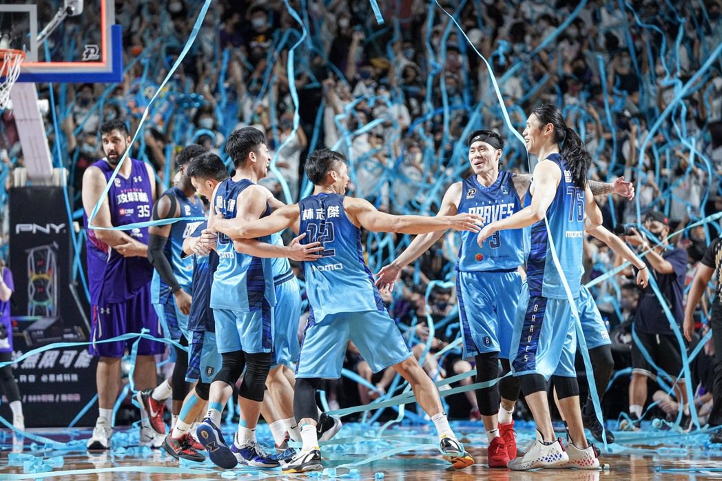 2014年富邦正式冠名勇士籃球隊，勇士隊並以「勇不止息」的核心精神，不斷精進與突...