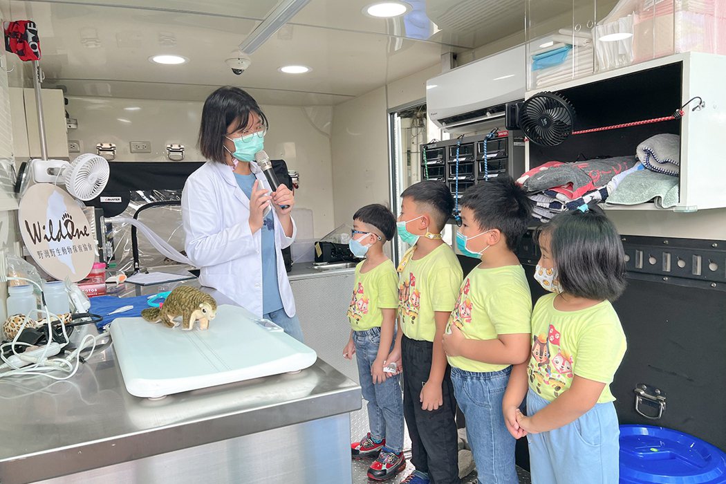 野灣動物醫院院長江宜倫醫師帶小朋友們認識醫療車器材。 麗嬰房/提供