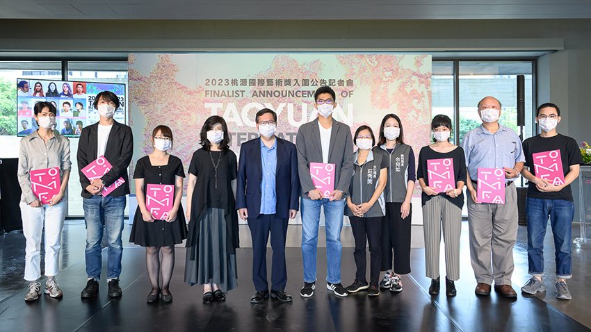 桃園市長鄭文燦(左五)與入圍臺灣藝術家。 桃園市立美術館/提供