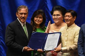菲律賓候任總統馬可仕（右一）今年5月25日在馬尼拉郊區眾議院獲頒當選總統的公告，與母親伊美黛（右二）合影留念。法新社