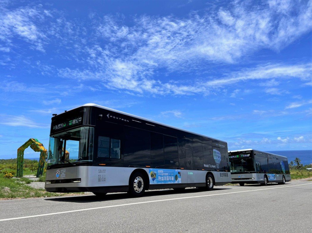 鴻海集團臉書發布旗下的MODEL T電動巴士7月2日將投入台東熱氣球嘉年華接駁服務。圖／翻攝自鴻海科技集團臉書