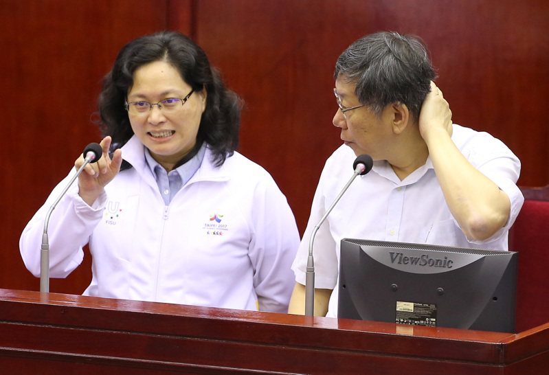 民眾黨立委賴香伶（左）過去與民眾黨主席、台北市長柯文哲（右）在北市議會備詢時的合影。報系資料照。記者高彬原／攝影