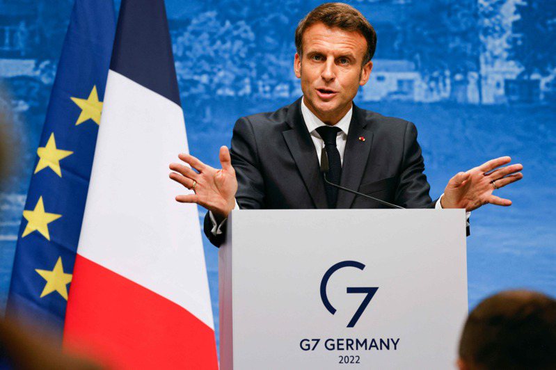 G7閉幕，發表對中國嚴厲批評的聯合公報。圖為早前法國總統馬克宏在會上的發言。（法新社）