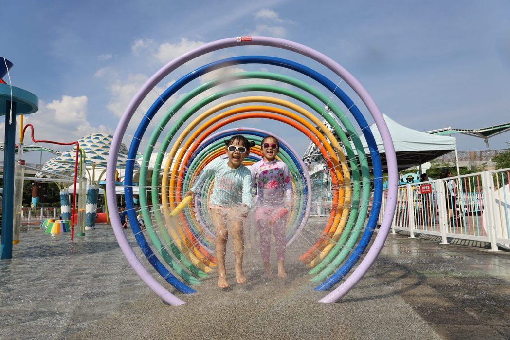 小小水樂園是台北市第一座共融式親水遊樂場，佔地300平方公尺， 7月1日起至8月...