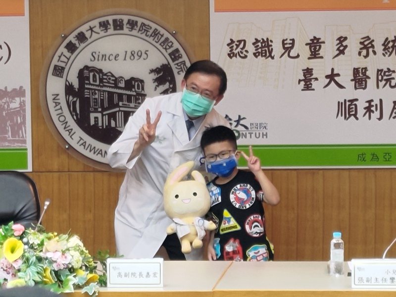 6歲的睿睿今MIS-C康復，台大醫院致贈吉祥娃娃祝福。記者鄒尚謙／攝影