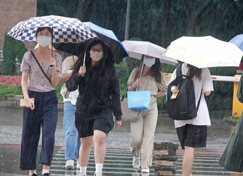 中央氣象局發布12縣市大雨特報，對流雲系發展旺盛，易有短延時強降雨，今天新竹以南、台東地區有局部大雨發生的機率，請注意雷擊、強陣風及溪水暴漲。本報資料照片