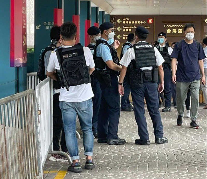 港警在灣仔近會展中心多處街道站崗巡邏。（香港電台）