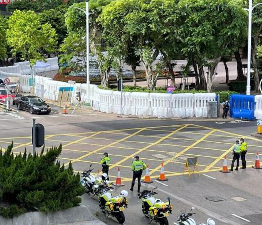 港警在灣仔會展中心多處街道路口設置水馬障礙物。（香港電台）