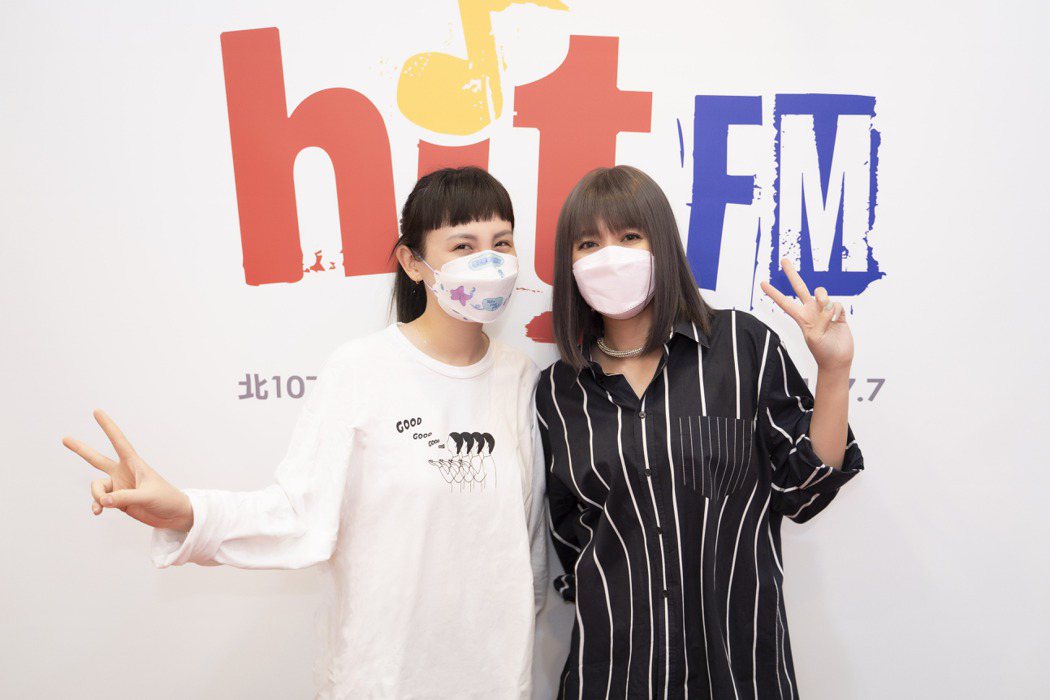 A-Lin（右）為了下個月的小巨蛋演唱會，日前上魏如萱電台節目宣傳。圖／Hit Fm聯播網提供