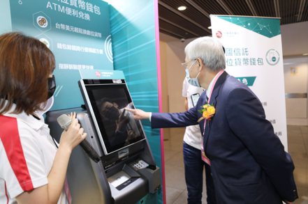 央行總裁楊金龍親自體驗CBDC數位貨幣的兌換和使用。圖/央行提供
