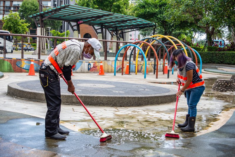 「塭仔底溼地公園」戲水池，清潔人員刷洗戲水池地面。圖／新北水利局提供