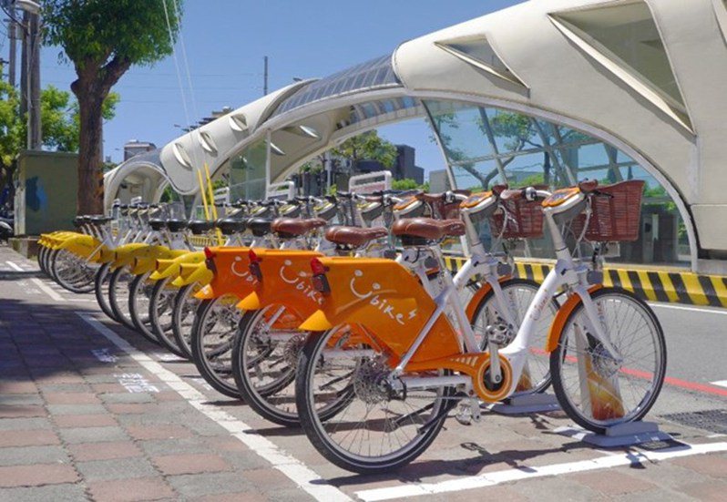 台鐵7月1日起在台中市增開6個車站人車同行，市府也在外設自行車租賃站，方便轉乘。圖／交通局提供