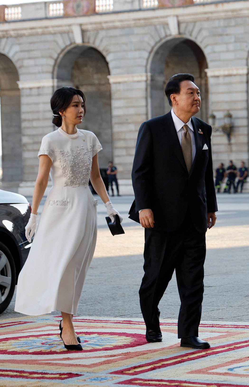 南韓總統尹錫悅與夫人金建希28日抵達西班牙王宮出席晚宴。（路透）