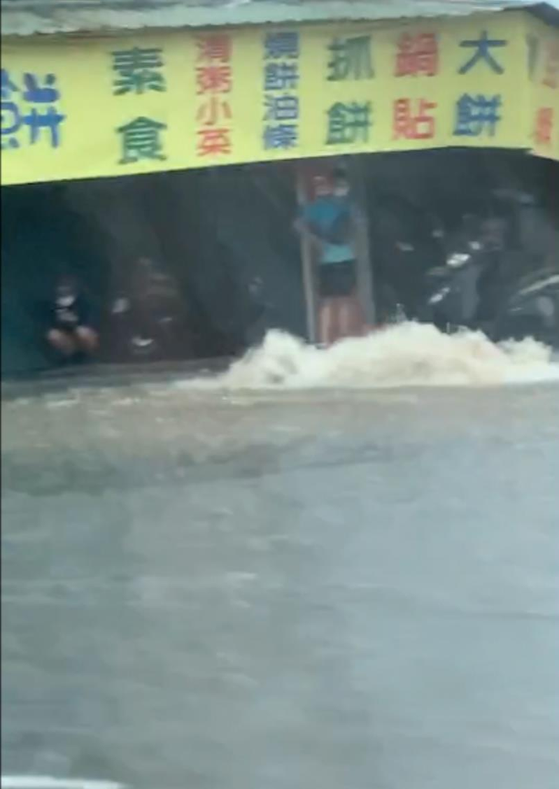氣象局在今天下午發布雷雨特報，台中市西屯區台灣大道多處路段有積水狀況，不少網友都上傳畫面到社群分享。圖／摘自記者爆料網