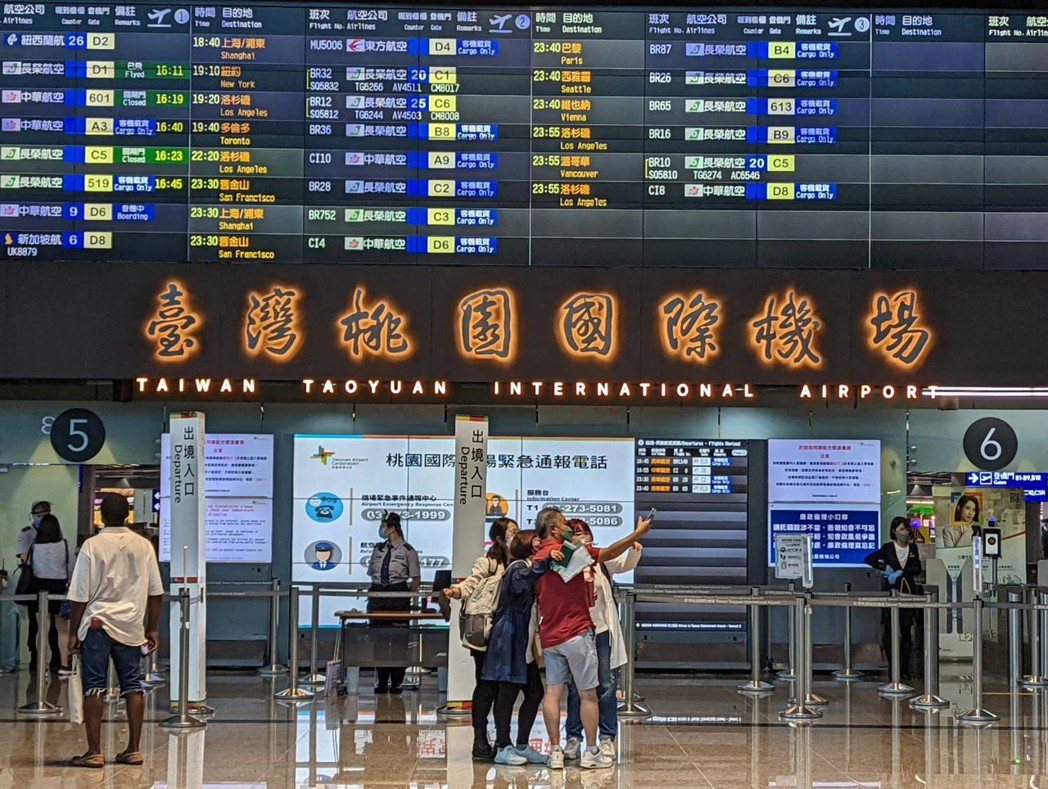 桃園機場今（2022）年1至5月旅客運量逾53萬人次，較去年同期成長37.7％，...