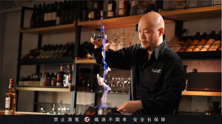 擁有27年調酒師資歷、3屆世界調酒比賽冠軍的Aki王偉勳，過去曾創辦Indulg...