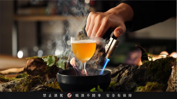 Aki Wang將基酒的知識、創意調酒的概念、24節氣與風味的連結完整披露，並舉...