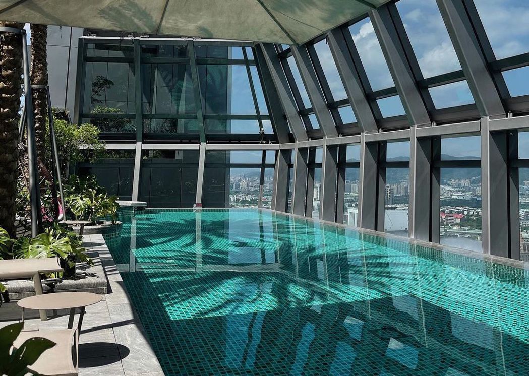 新板希爾頓酒店的高空無邊際泳池位在32樓的超高樓層，能一望整個新北市景。圖/Kl...