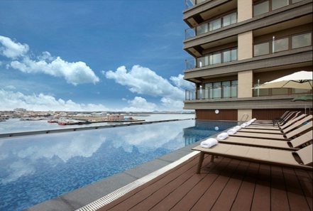 澎澄飯店的高空無邊際泳池，一望無際的廣闊藍天與港灣風景，成為澎湖熱門的拍照景點。圖/Klook提供
