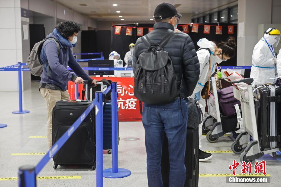 上海從30日零時起，調整對入境人員等重點人群管控措施，對入境人員，實施「7天集中...