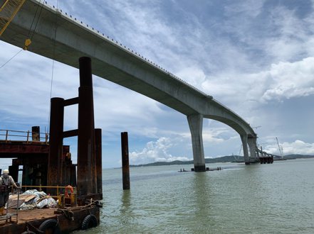 歷經十年，金門大橋終於可在年7月中合龍，預計10月中旬完工通車。記者楊文琪／攝影