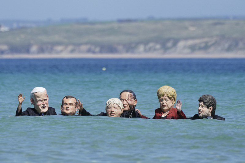 G7領袖去年在英國舉行峰會，環保人士在康瓦卡比斯灣擺放各國領袖頭像的臉部浮球，強調氣候變遷問題的迫切性。美聯社