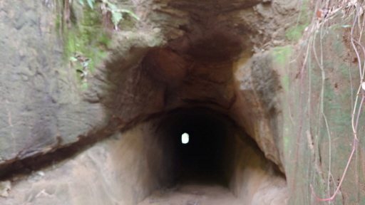 苗栗縣頭份市上興里尿磜仔伯公廟上方岩壁隧道，現今已相當罕見。 圖／記者范榮達攝影