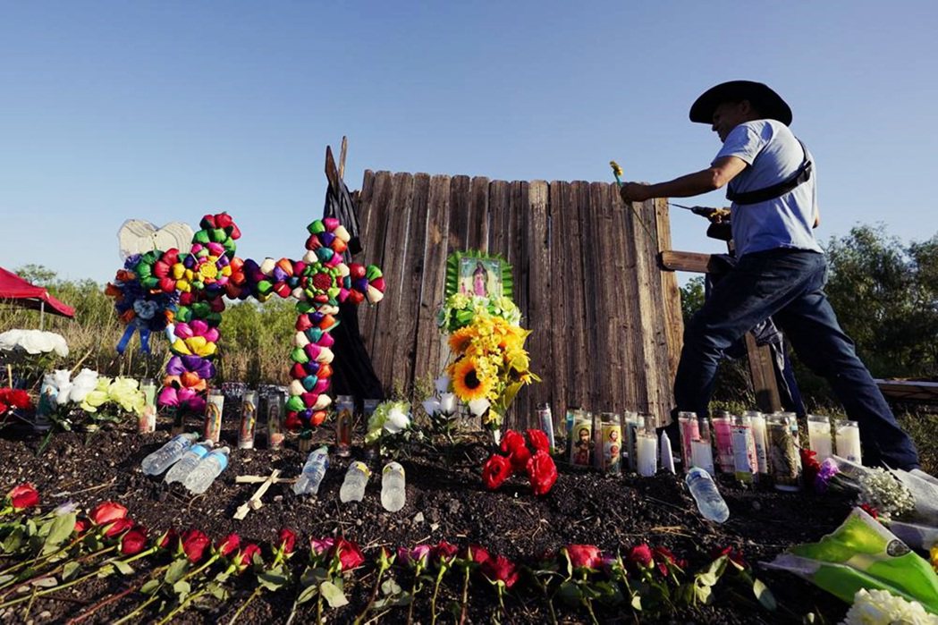 聖安東尼奧當地居民獻花哀悼死者。 圖／美聯社